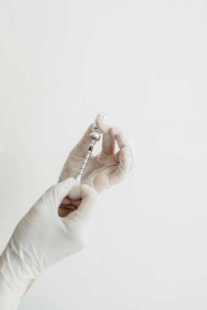 Das Aufziehen einer Spritze mit Botulinum